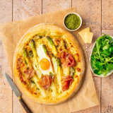 PIZZA BLANCHE, ASPERGES, OEUFS ET JAMBON CRU