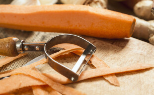 Choisir, laver, éplucher les carottes